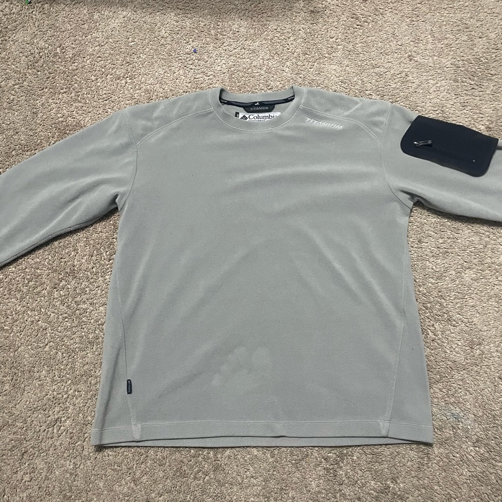 Columbia titanium grey crewneck with patch